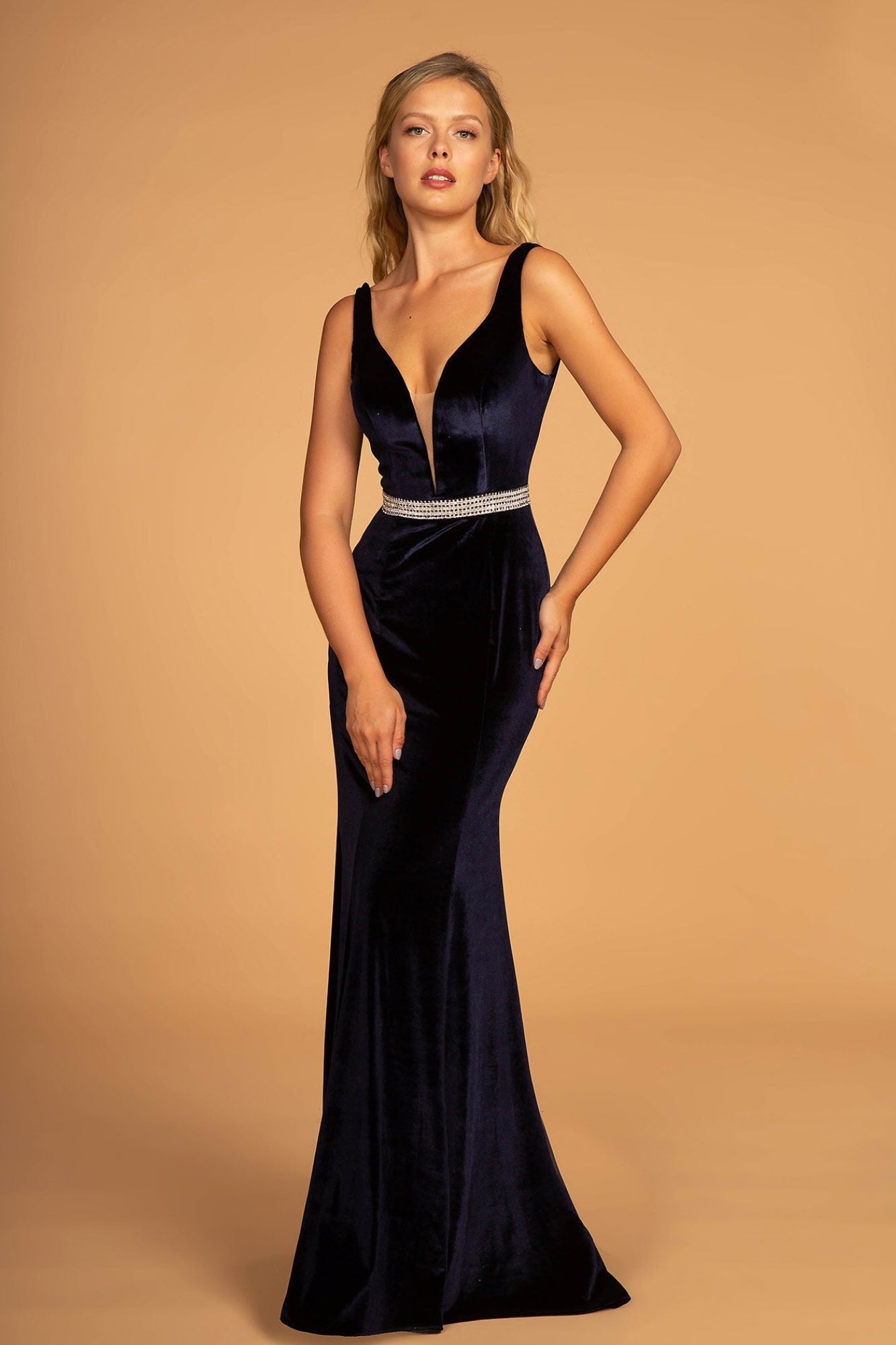 Vestido de Festa em Veludo com Cintura de Joias e Costas em U